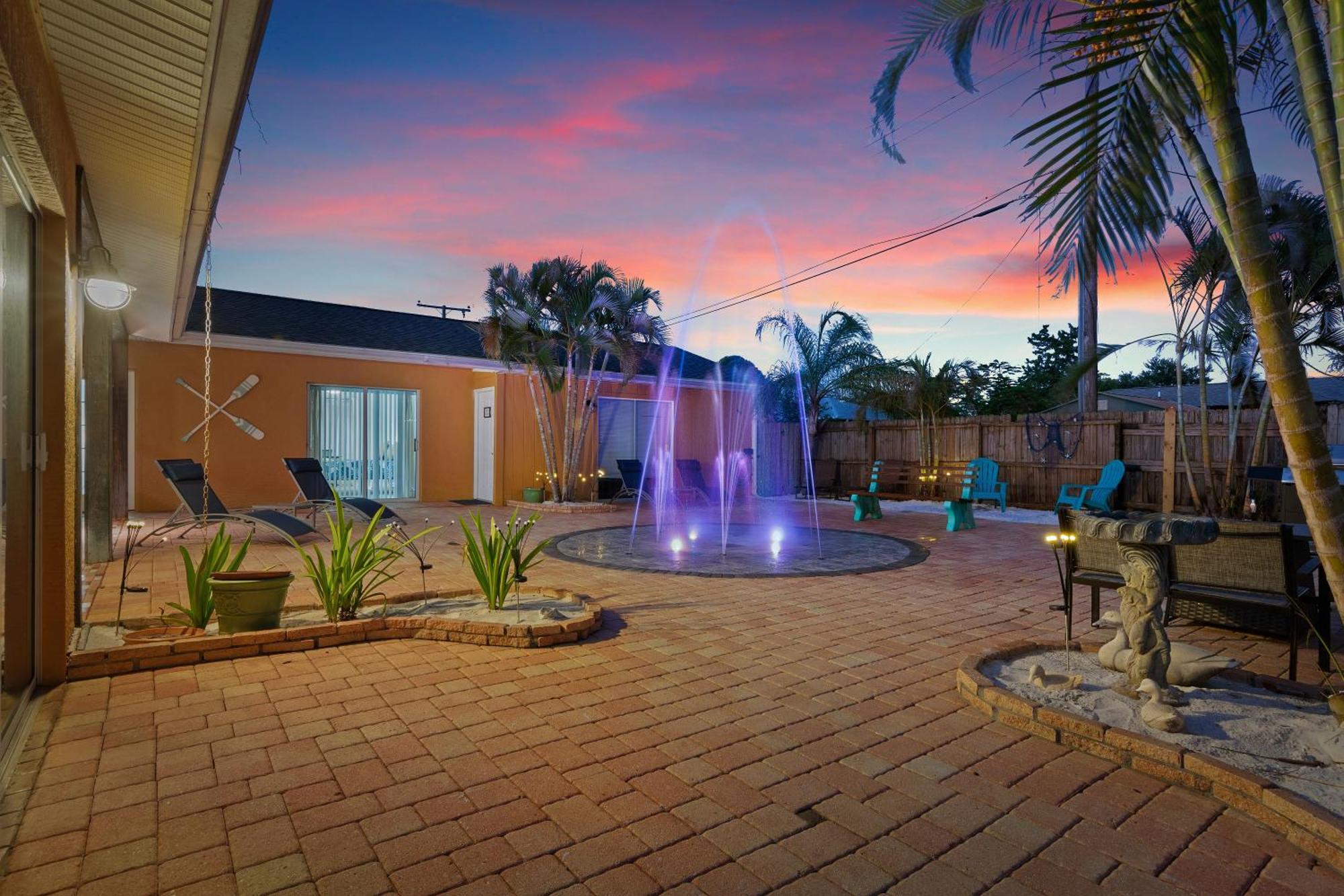 Coastal Villa W Amazing Courtyard - Splash Pad! Sarasota Ngoại thất bức ảnh